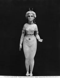 Estatueta de um nu feminino, vista frontal